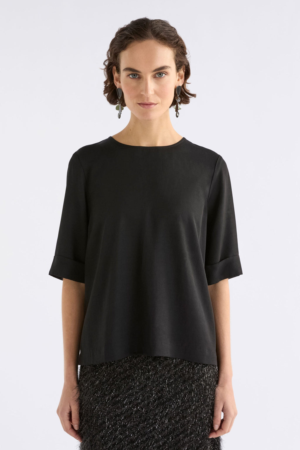 Nolla Top in black with short sleeves and exposed metal zip back