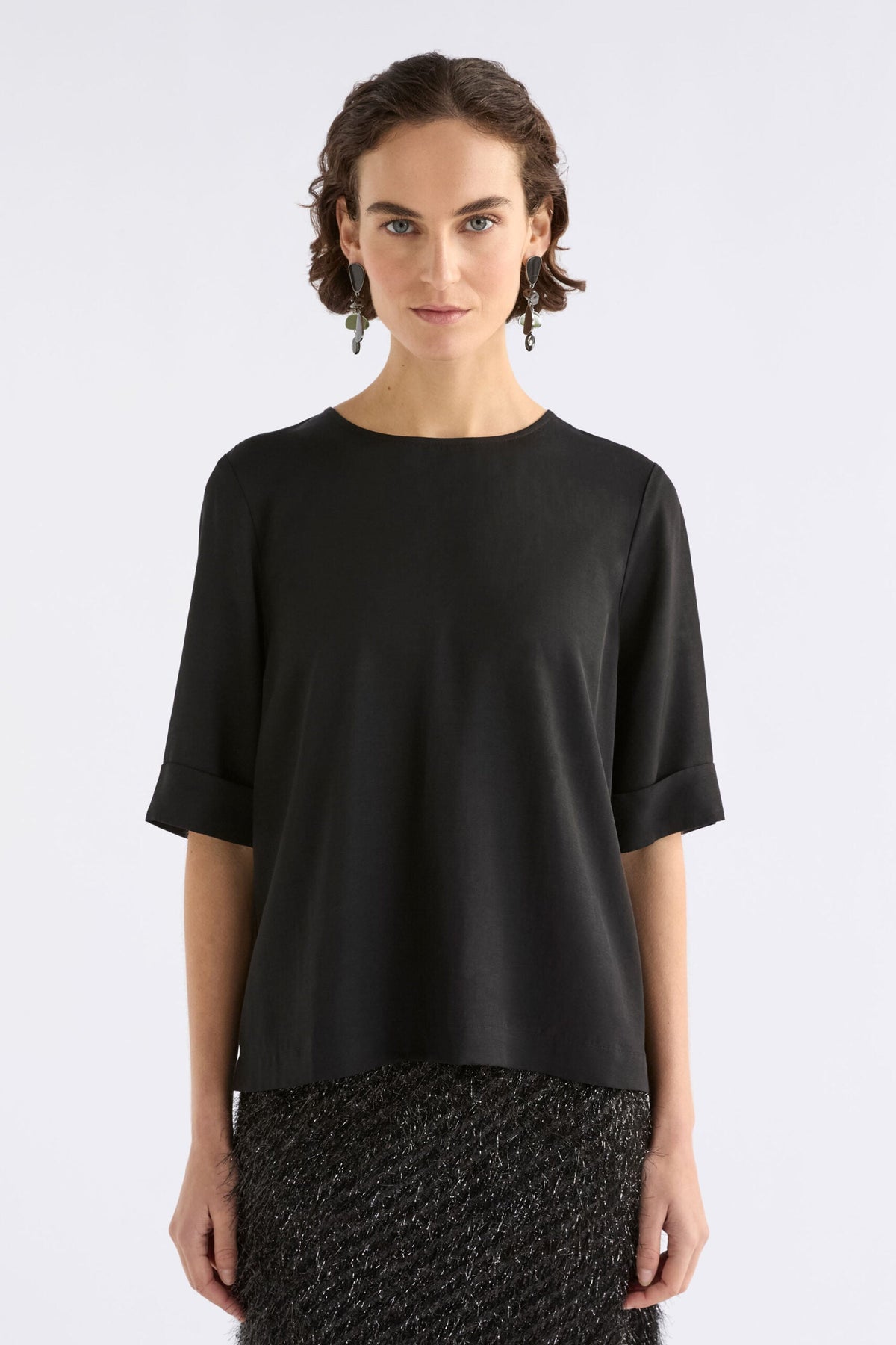 Nolla Top in black with short sleeves and exposed metal zip back