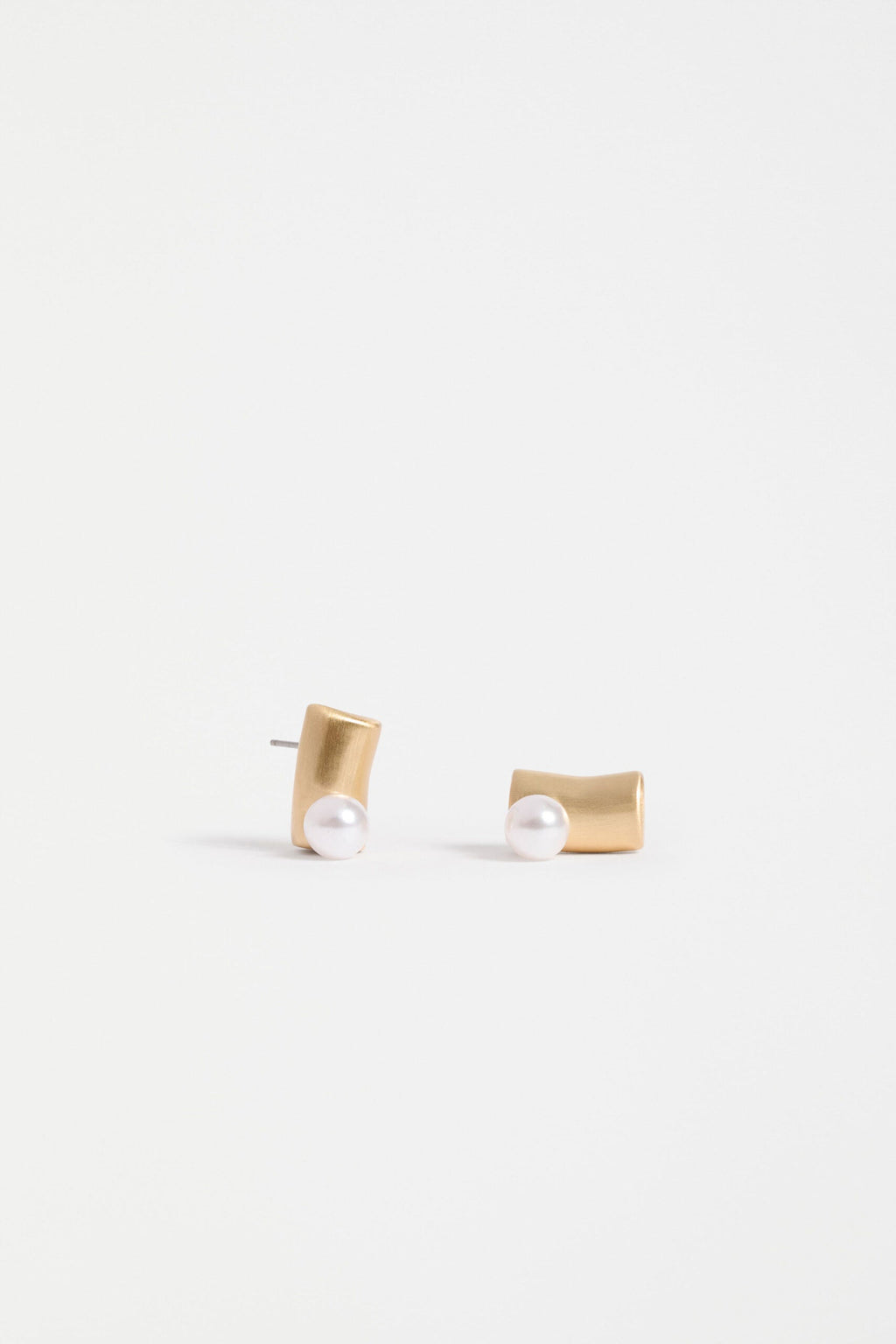 Ahas Stud Earring Elk – Sculptural gold stud with pearl bead and titanium post for sensitive ears