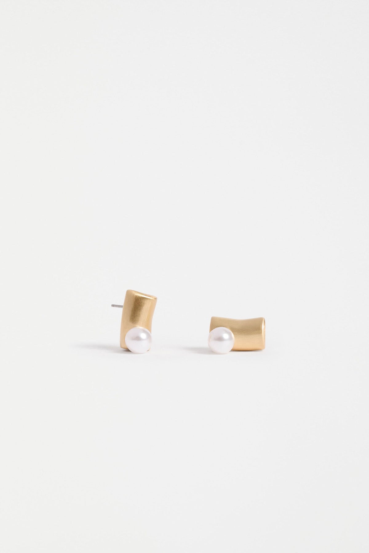 Ahas Stud Earring Elk – Sculptural gold stud with pearl bead and titanium post for sensitive ears