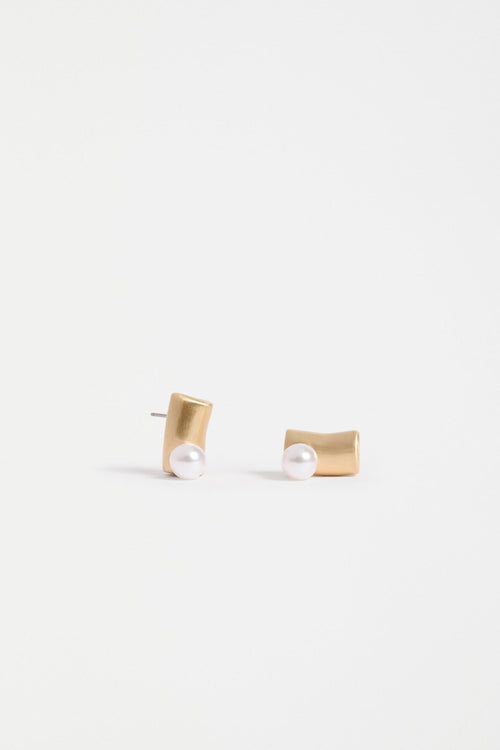 Ahas Stud Earring Elk – Sculptural gold stud with pearl bead and titanium post for sensitive ears