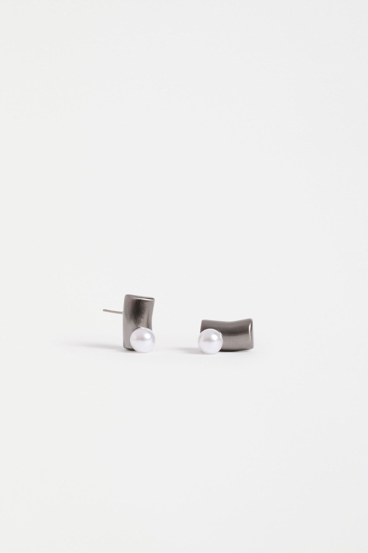 Ahas Stud Earring