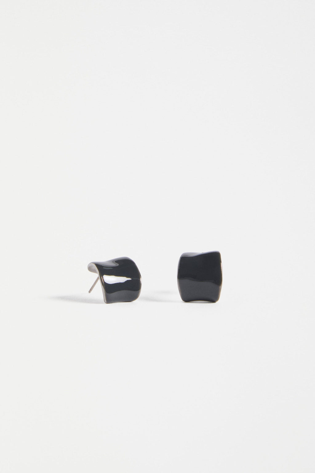 Illsta Mini Hoop Earring Elk – Sculptural mini hoop in shiny enamel, lightweight and bold