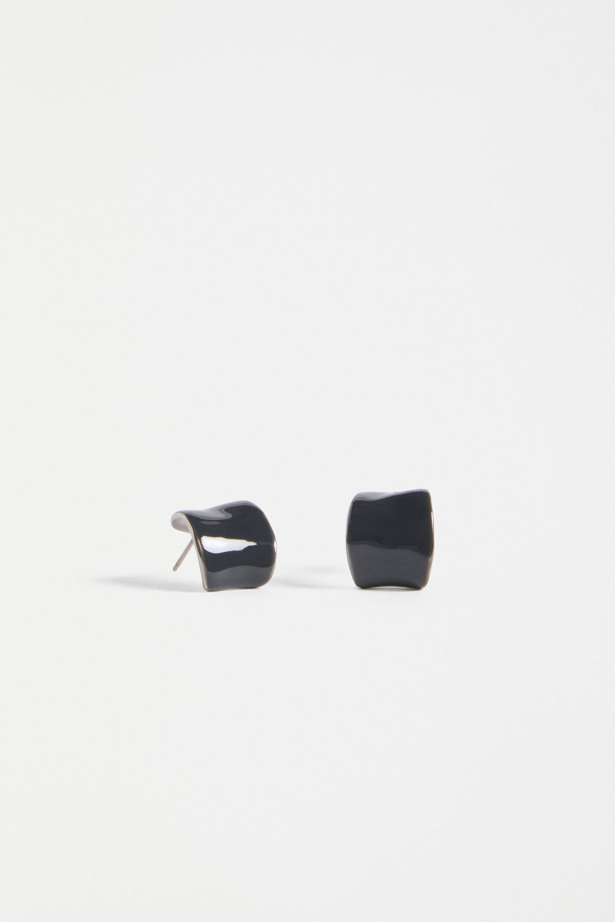 Illsta Mini Hoop Earring Elk – Sculptural mini hoop in shiny enamel, lightweight and bold