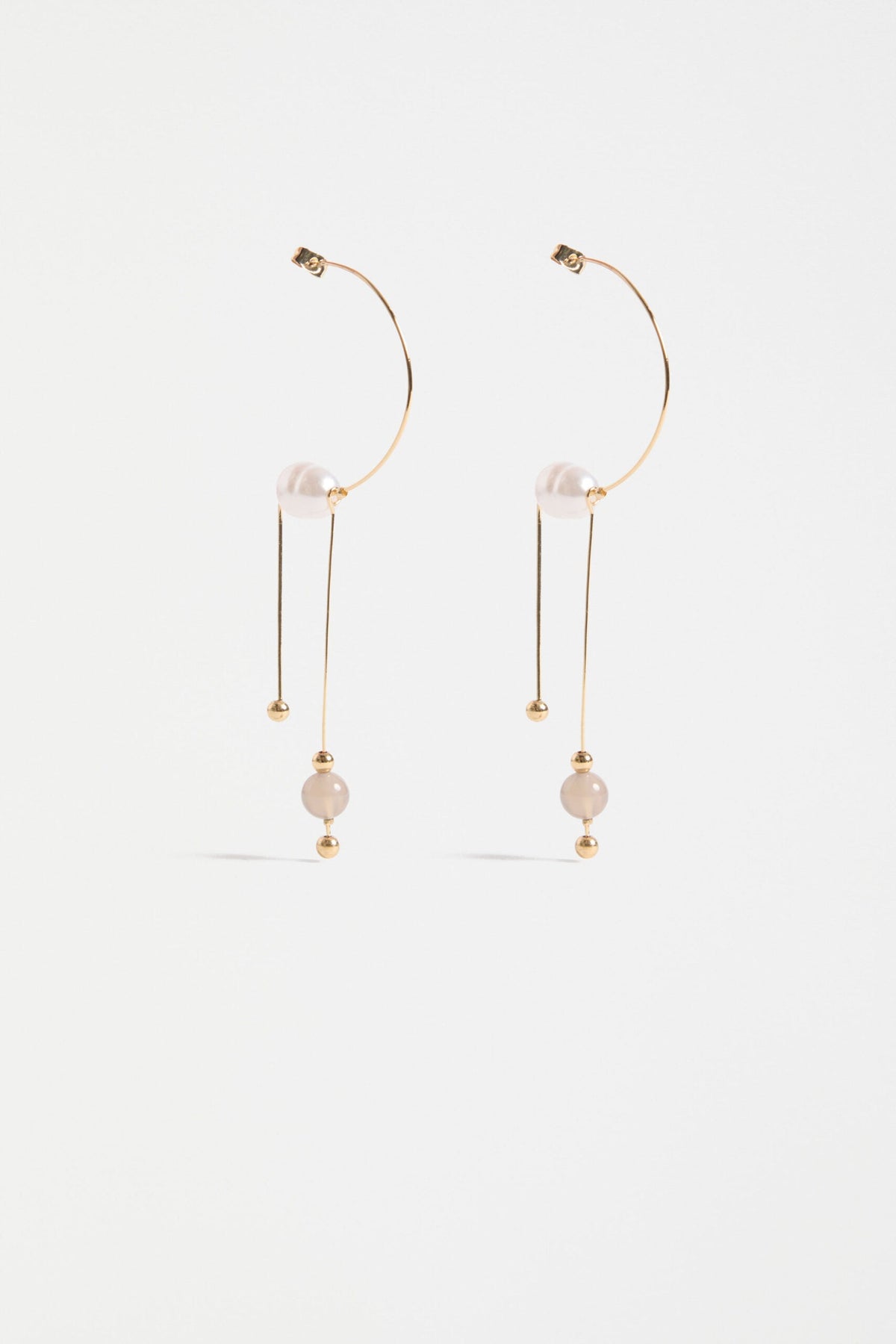 Pykka Drop Earring Elk – Minimalist gold drop earrings with pearl and glass bead accents