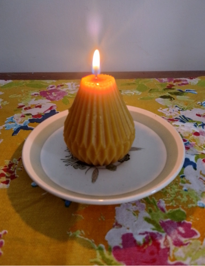 Pear Beeswax Candle made of 100% Mānuka Beeswax