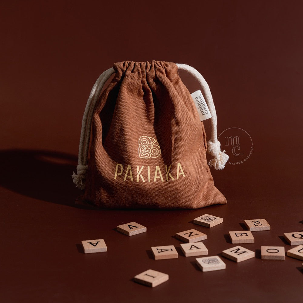 Pakiaka – Te Reo Māori Word Game wooden letter tiles with drawstring bag